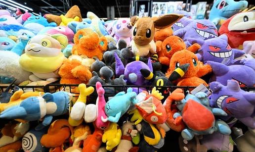 Koja je godina? Fanovi spavaju na ulici zbog Pok&eacute;mon karata!