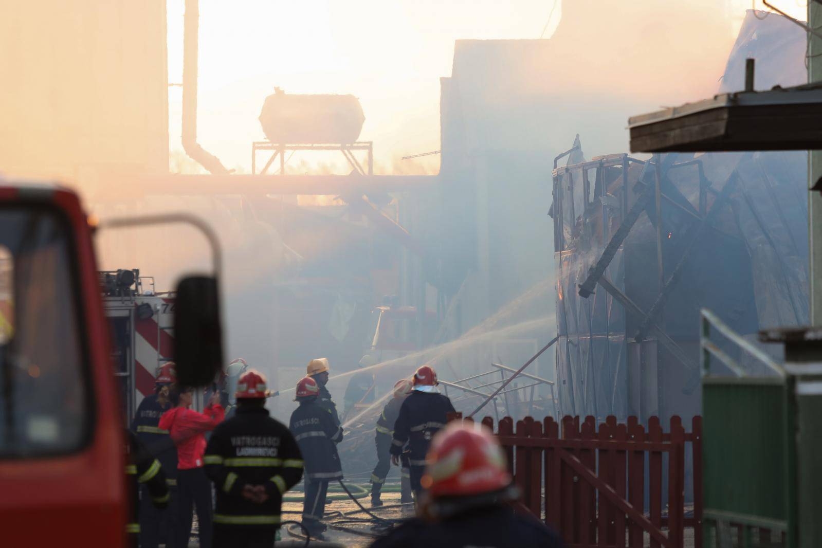 Veliki požar izbio u tvornici stolarije i drvne prerade u Valpovu