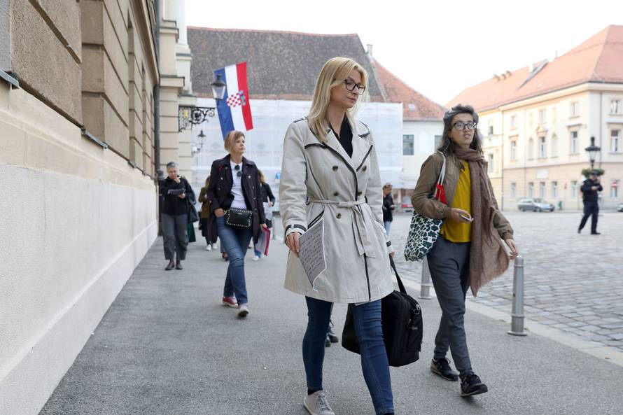 Zagreb: Aktivistice udruge RODA javno Äitale potresna svjedoÄanstva Å¾ena