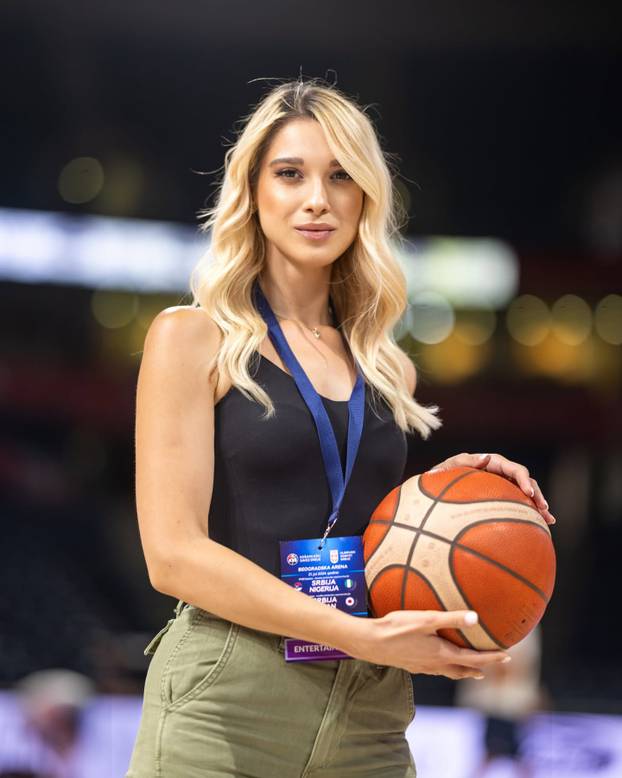 FOTO Srpska voditeljica osvojila euroligaške parkete, zablistala i u Zadru. Govori tri strana jezika