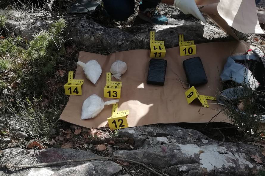 Uhitili bandu dilera: Mladić (24) osmislio pakleni plan, heroin i 'travu' su sakrili u suhozidima