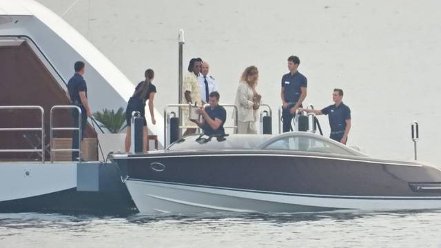 EKSKLUZIVNO Beyonce i suprug Jay-Z ukrcali šampanjac na gliser te se uputili na večeru