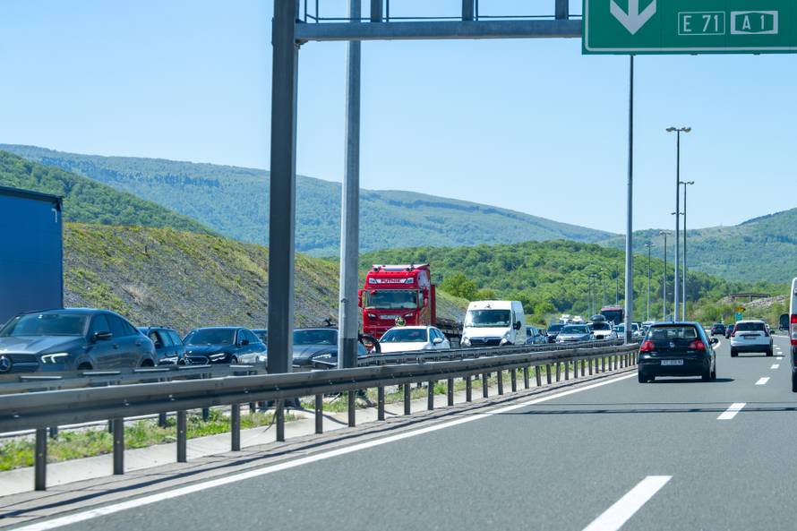 Gužva na A1 između Žute Lokve i Otočca, kolona oko 2 kilometra