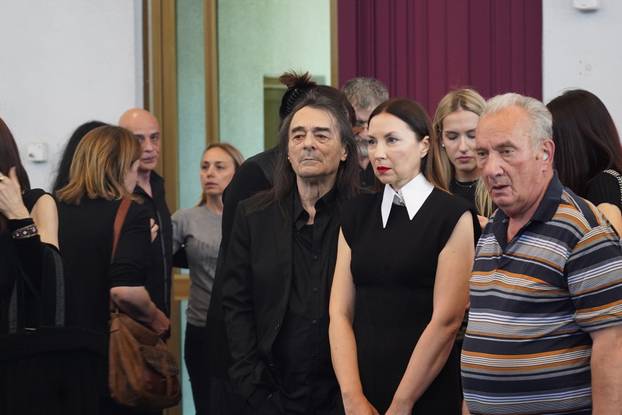 Beograd: Dado Topić s bijelom ružom oprostio se od Slađane Milošević