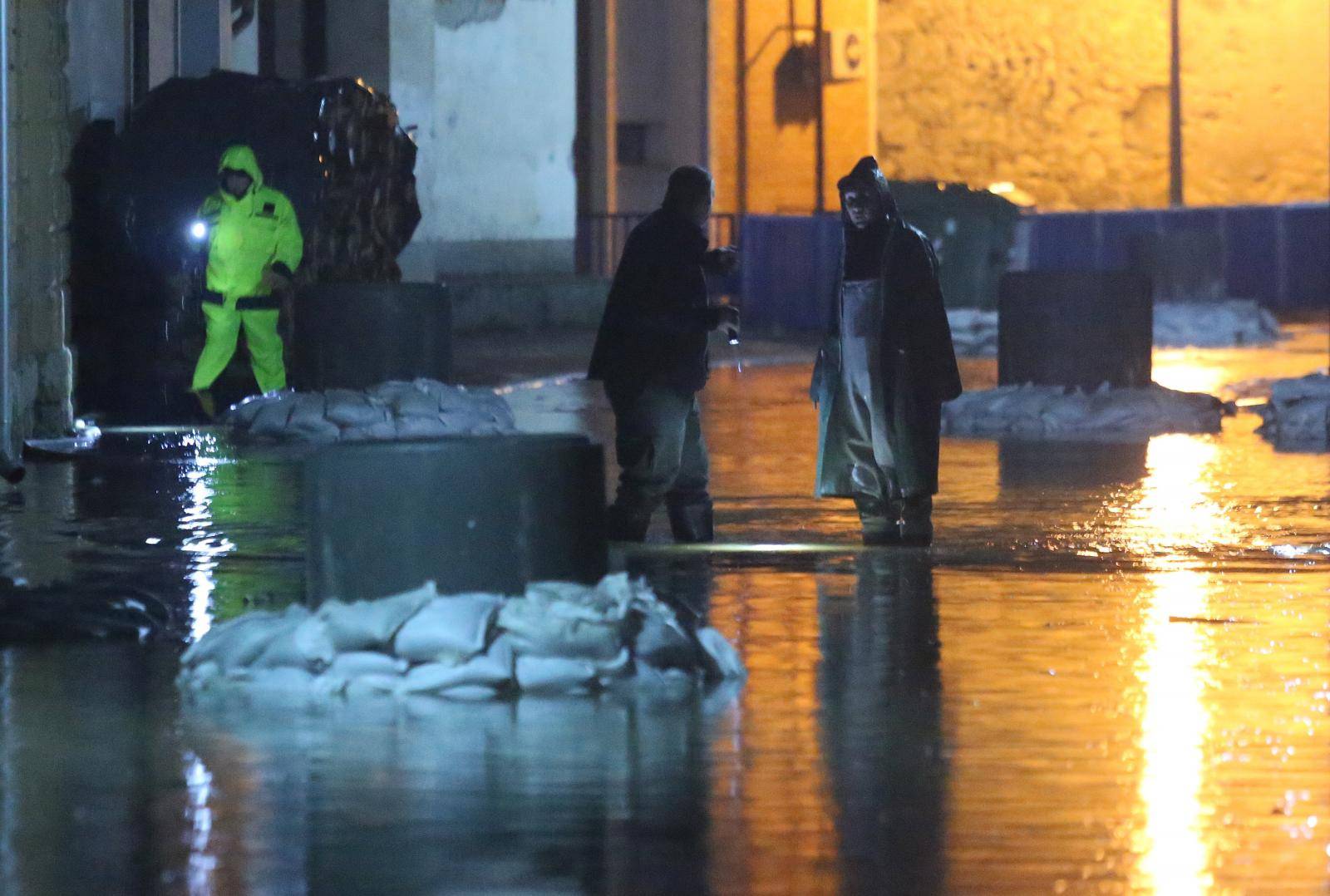 U noÄnim satima mjeÅ¡tani Kostajnice nastavljaju borbu s rijekom Unom