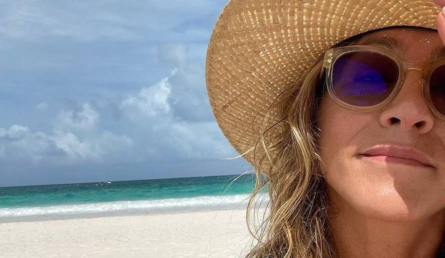 Jennifer Aniston kao da ne stari: U badiću pokazala vitku liniju i time oduševila svoje fanove