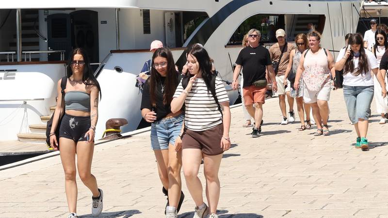 FOTO Otvorena je ljetna sezona: Turisti stigli u Šibenik...