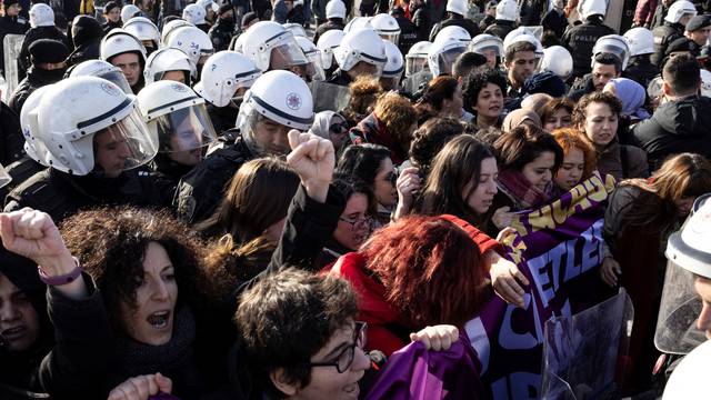 Na prosvjedu protiv rodno uvjetovanog nasilja u Istanbulu policija privela na desetke ljudi