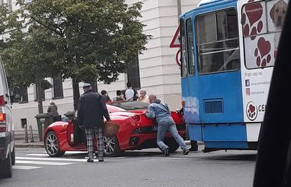 Crveni Ferrari ostao bez goriva i zaustavio promet u Zagrebu