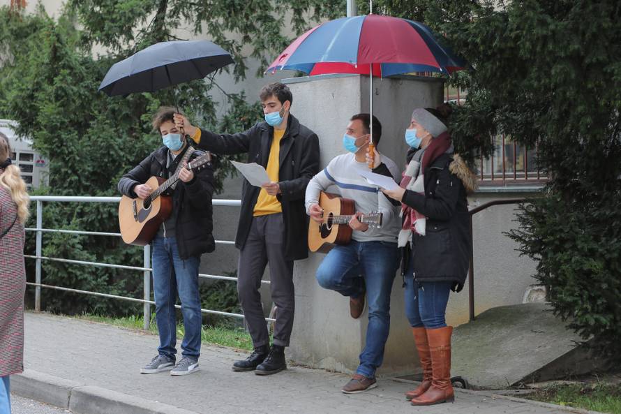Zagreb: Mladi iz zborova pjevali djeci na KBC-u Zagreb