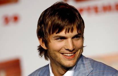 Ashton Kutcher javno objavio broj mobitela: Želi se dopisivati