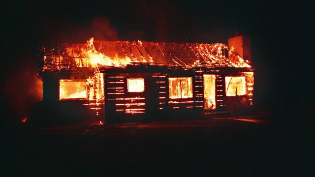 Kratki spoj na žarulji izazvao požar na dva drvena objekta, nastala šteta od 300.000 kuna