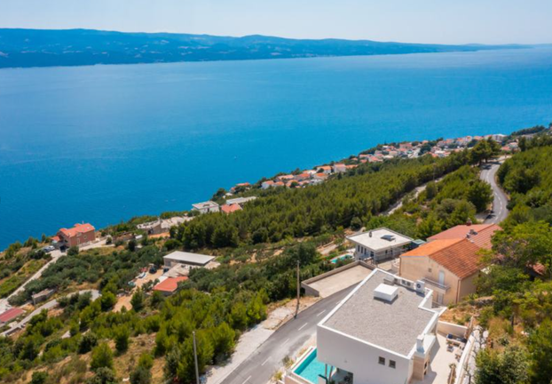 FOTO Luksuz na razini: Nova i moderna vila s infinity bazenom mami poglede u Omišu