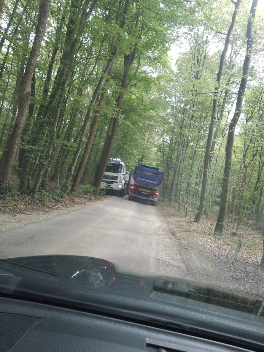 EKSKLUZIVNO Zatrpao potok građevinskim otpadom: 'Nema dozvole, ali bacamo na svoje'