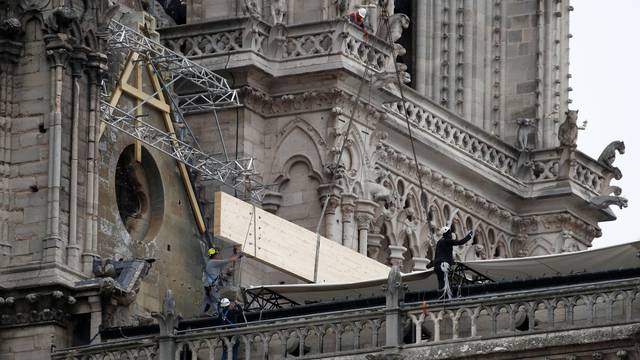 Sad Notre Dameu prijeti kiša: Postavljaju improvizirani krov
