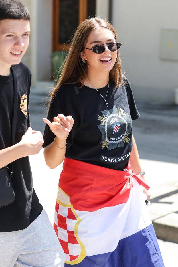 Sinj: Glavni modni detalji za koncert Thompsona - crna majica i zastava Hrvatske