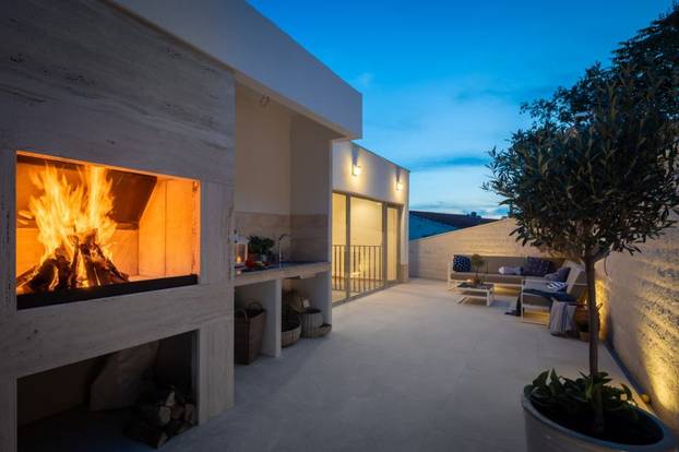 Bazen, sauna, teretana i dvije plaže na 'par koraka' - evo što sve nudi raskošna vila u Omišu