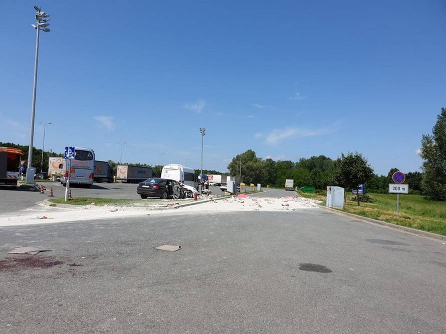 'Taman su izašli iz busa kad je naletio kamion. Bilo je strašno'