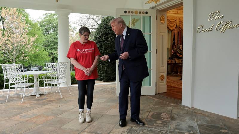 VIDEO Trump dao 100 dolara napojnice dostavljačici hrane