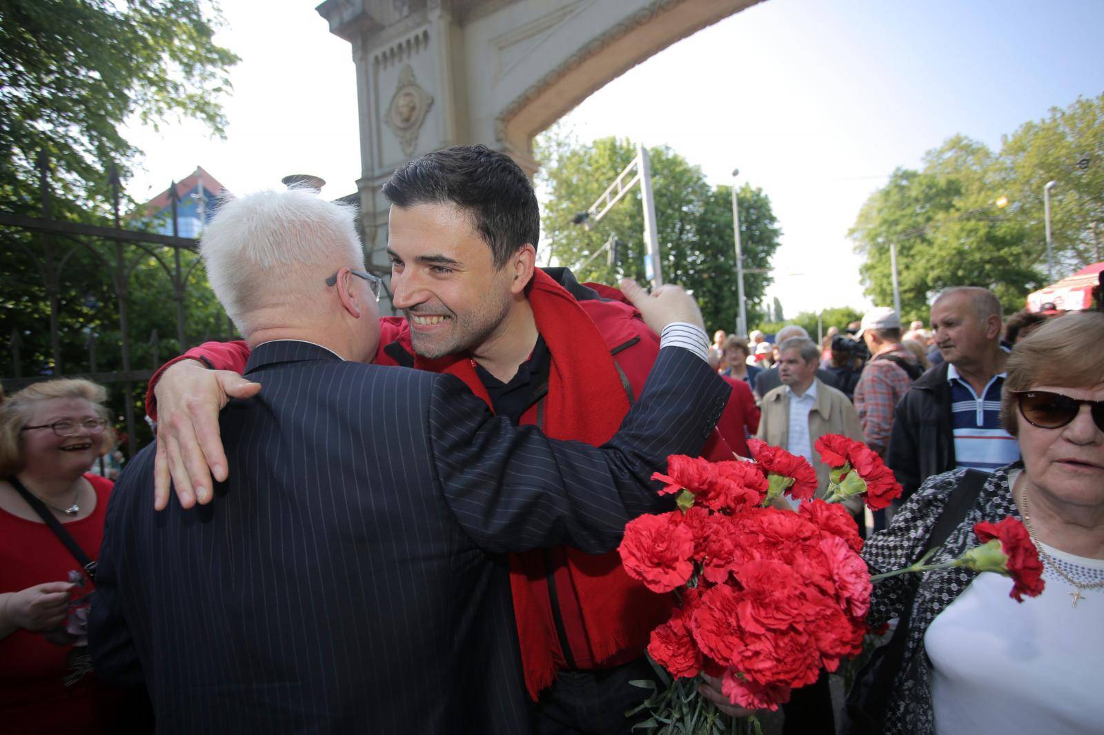 Bandić dijelio karanfile i grah, neki su mu vikali da je izdajnik