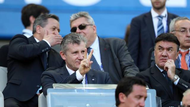 Šuker, Mamić i Horvatinčić sa šalom Hajduka ispred tribine