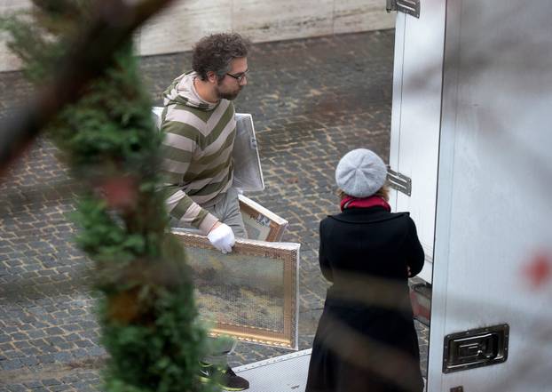 ARHIVA - 2013. Zagreb: Policija iznosi umjetnine iz vile Nadana Vidoševi?a