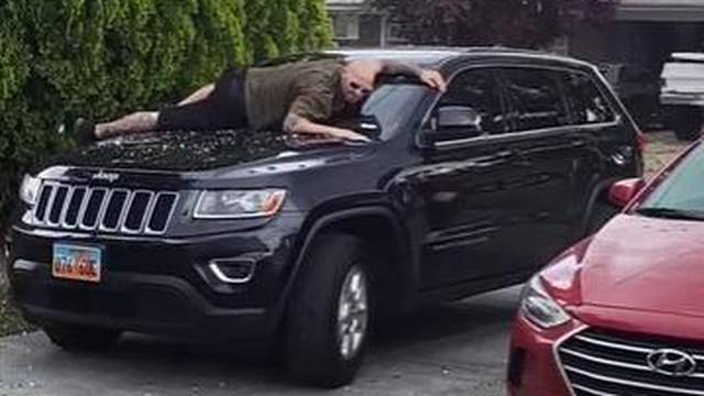 VIDEO Nemojte ovo raditi kod kuće: Skočio je na šajbu auta da je spasi od naleta jake tuče!
