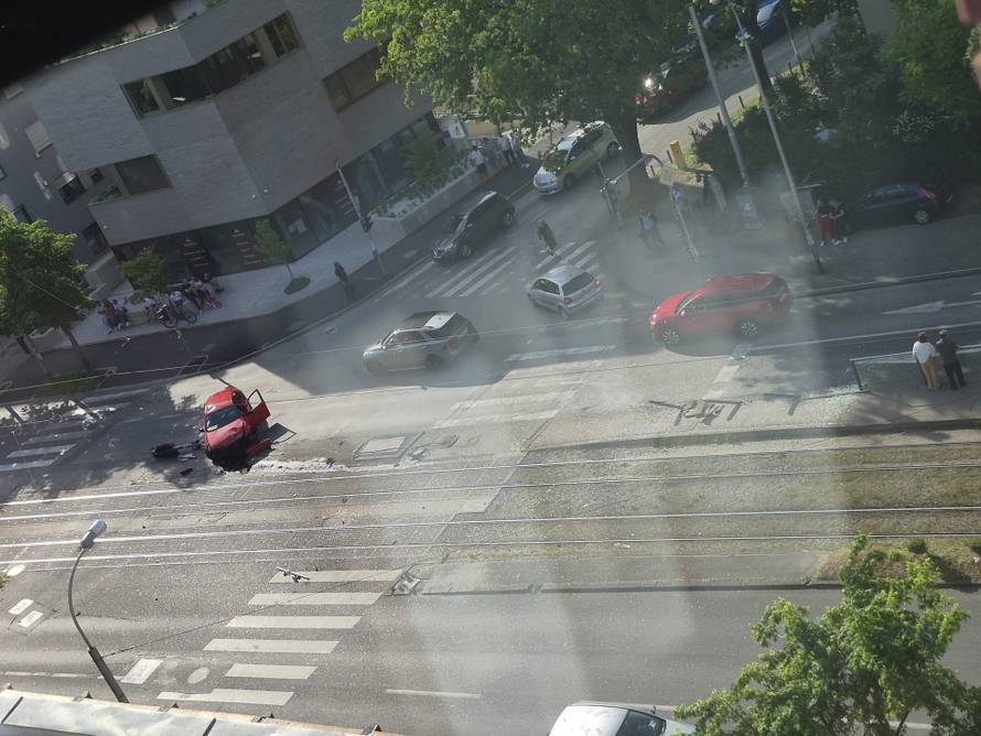 VIDEO Autom 'pokosio' semafor u Zagrebu: 'Čuo se jak tresak, auto mu je totalno demoliran'