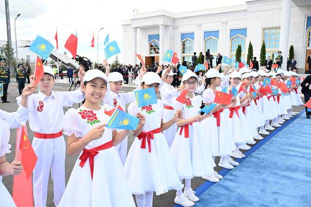 Kazahstanski predsjednik Kassym-Jomart Tokayev priredio je svečanu ceremoniju dobrodošlice kineskom predsjedniku Xiju Jinpingu na aerodromu u Astani, Kazahstan, 2. srpnja 2024.