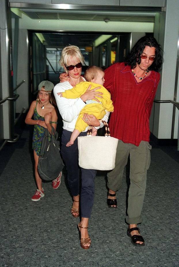 PAULA YATES AND MICHAEL HUTCHENCE AT LONDON HEATHROW AIRPORT, BRITAIN - 1997