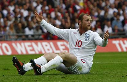 Slovenci ljuti na Rooneyja zbog simuliranja penala!