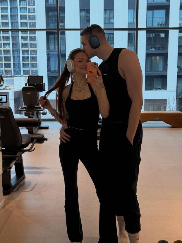 FOTO Najpoznatija Hrvatica na TikToku zaručila se za srpskog košarkaša. Pogledajte reakciju