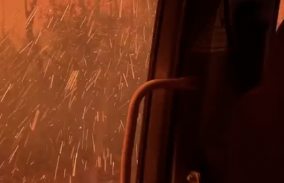 Šokantna snimka: Vatrogasce u Australiji skoro progutao požar