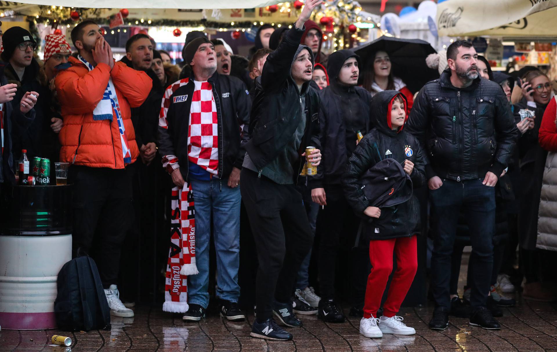 Zagreb: Navijači prate utakmicu između Hrvatske i Japana na Europskom trgu