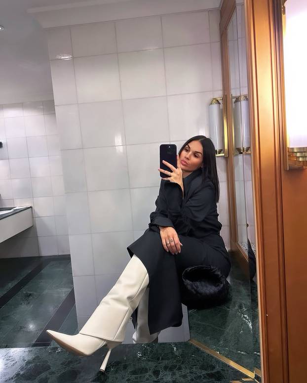 Supruga bivšeg dinamovca je zabljesnula na crvenom tepihu: Hvali se i fotkama u badiću!