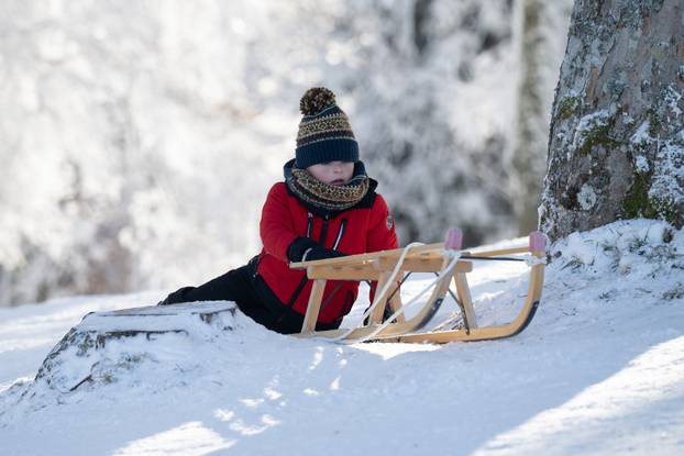 Zagreb: Građani uživaju u suncem okupanom Sljemenu 