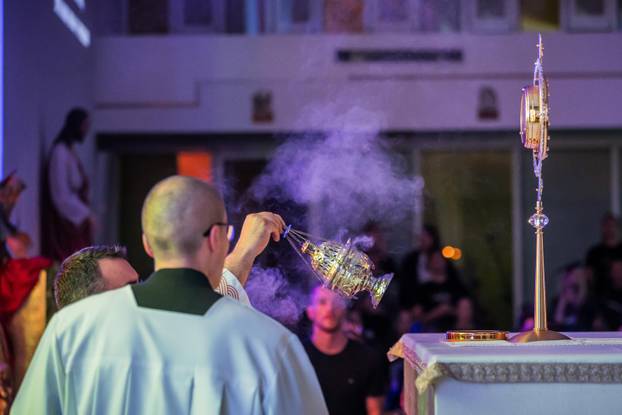 Split: U crkvi Srca Isusova održano je klanjanje za mlade kao odgovor na Noć vještica