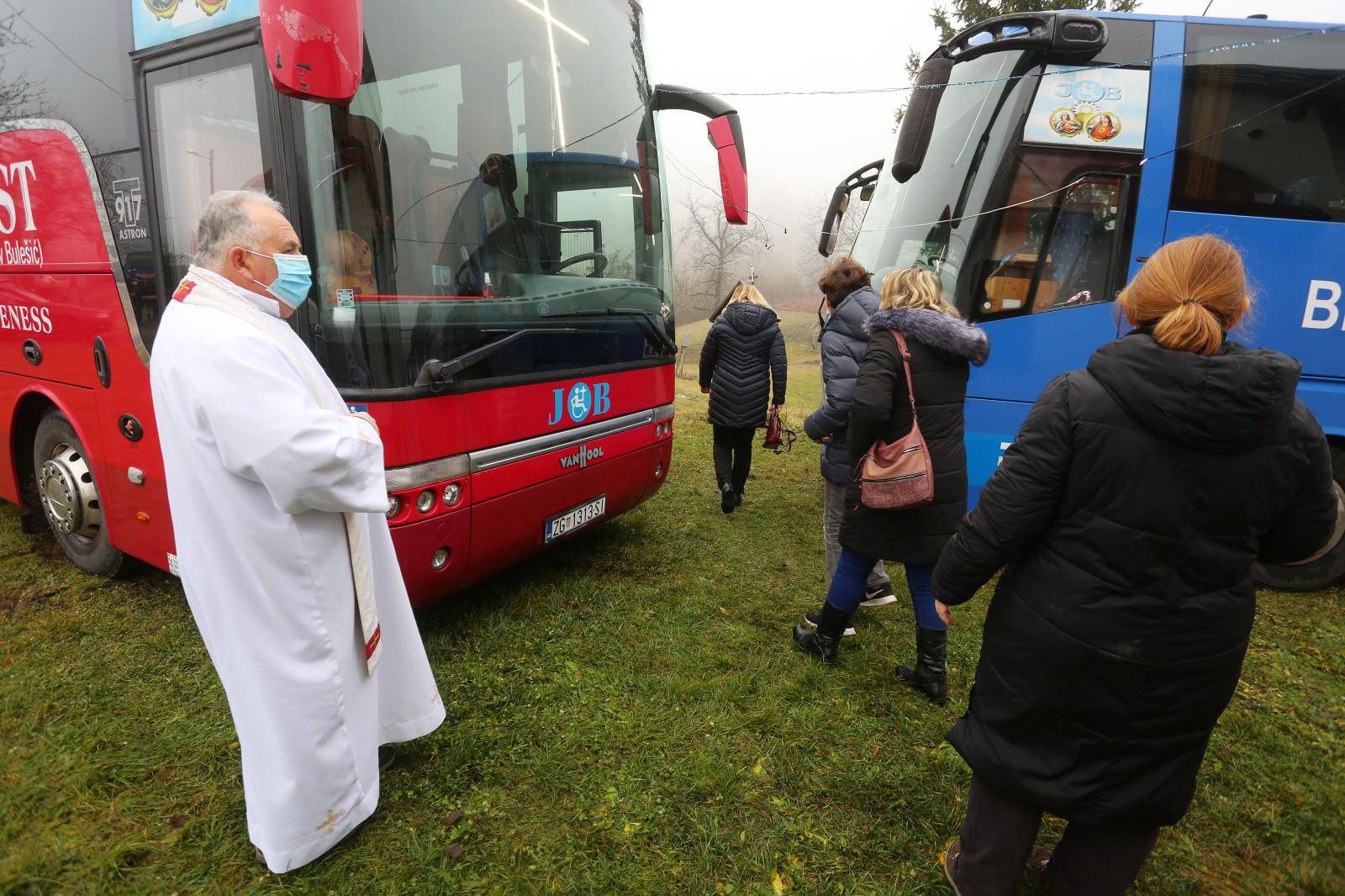 Završje: Župnik slavi misu u kapelici, a vjernici je prate u grijanim autobusima ispred nje