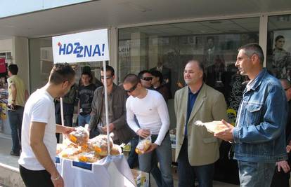 Imotski HDZ-ovci u subotu dijelili građanima sirnice