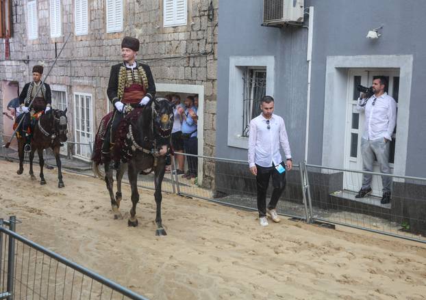 Sinj: Zbog jakog pljuska odgođena 310. Sinjska alka