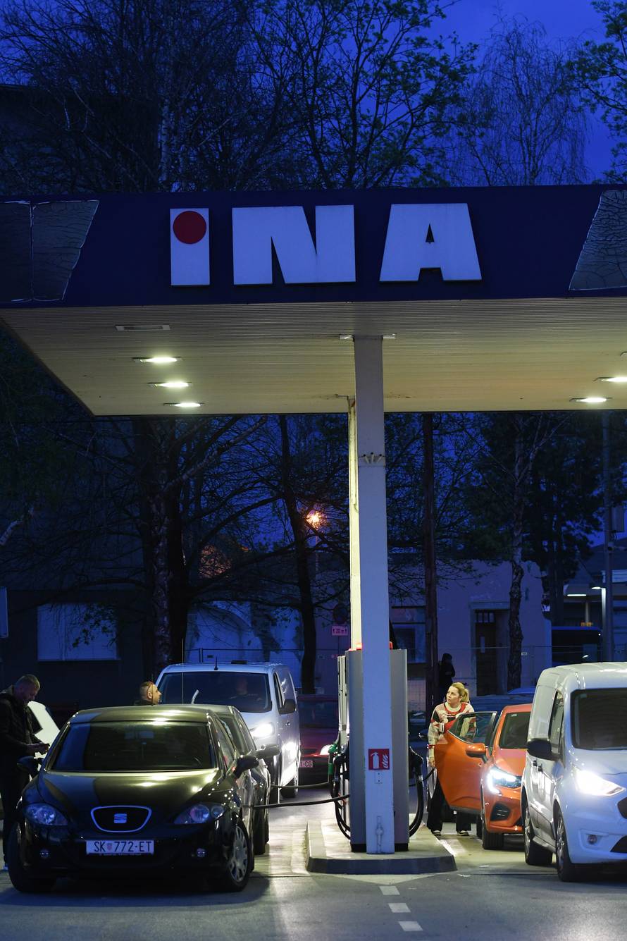 Sisčani pohrlili na benzinske postaje uoči poskupljenja 