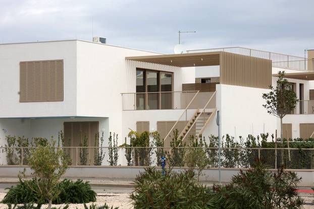 Šibenik: Novoizgrađene vile na plaži Rezalište u Brodarici