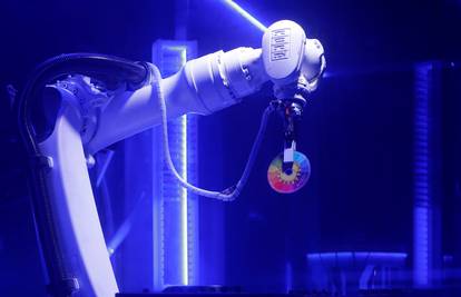 Robota umorio rad u tvornici, pronašao je sreću u diskoteci