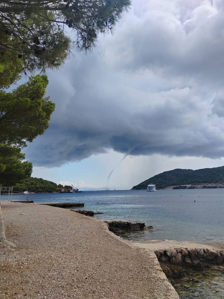 FOTO/VIDEO Pijavica iznenadila turiste na Visu: 'Izgledala je kao tornado, nismo baš bili mirni...'