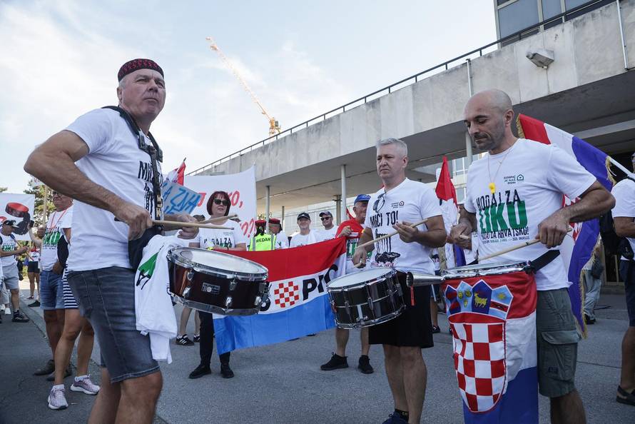 Zagreb: Okupljanje prosvjednika Hodaj za Liku, hodaj za Hrvatsku