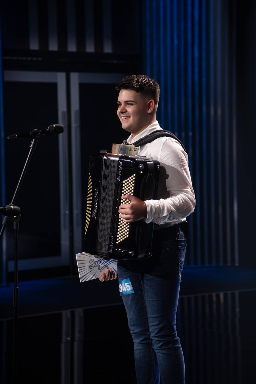 Huljić dodijelio svoju platinastu kartu harmonikašu Leonu, a žiri je bez teksta ostavila Zrinka