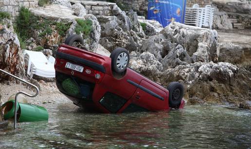 Ostavila je Clio u moru: Turisti se 'fotkali' s njim za uspomenu