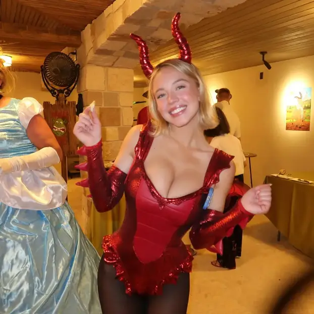 FOTO Kraljica kostima: Sydney Sweeney se maskirala u seksi zmajicu i 'zajahala' Shreka