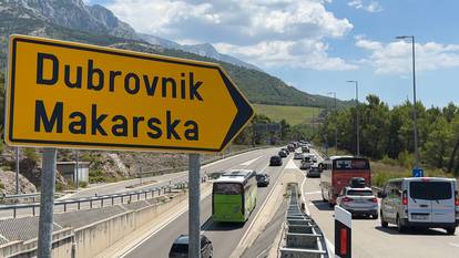 Krcata plaža u Baškoj Vodi, ogromna kolona do Makarske