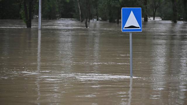 Zagreb: Poplavljeno nogometno igralište i klupske prostorije NK Podsused